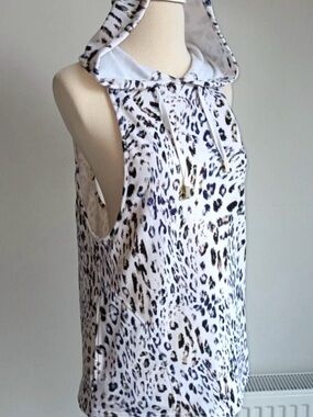 Varley Sleeveless Leopard Print Hooded top size small